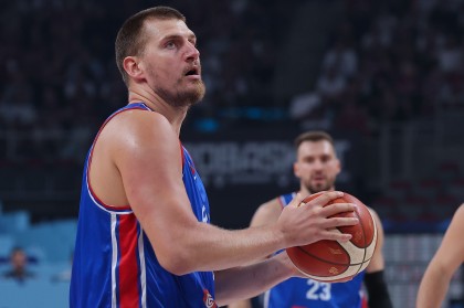 kaiyun-约基奇仅得6分从容不迫 替补席随音乐节奏轻松互动