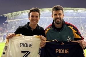 开云官网-皮克社媒晒与老队友普吉合照，获赠洛杉矶银河球衣